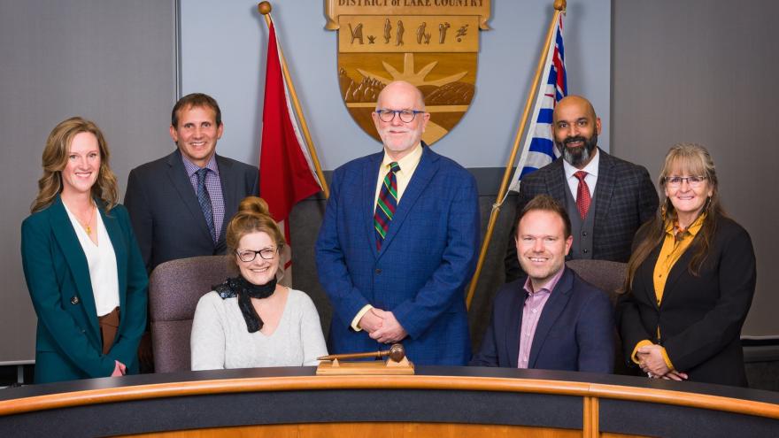 Mayor and 6 Councillors pose for the camera in council chambers. 